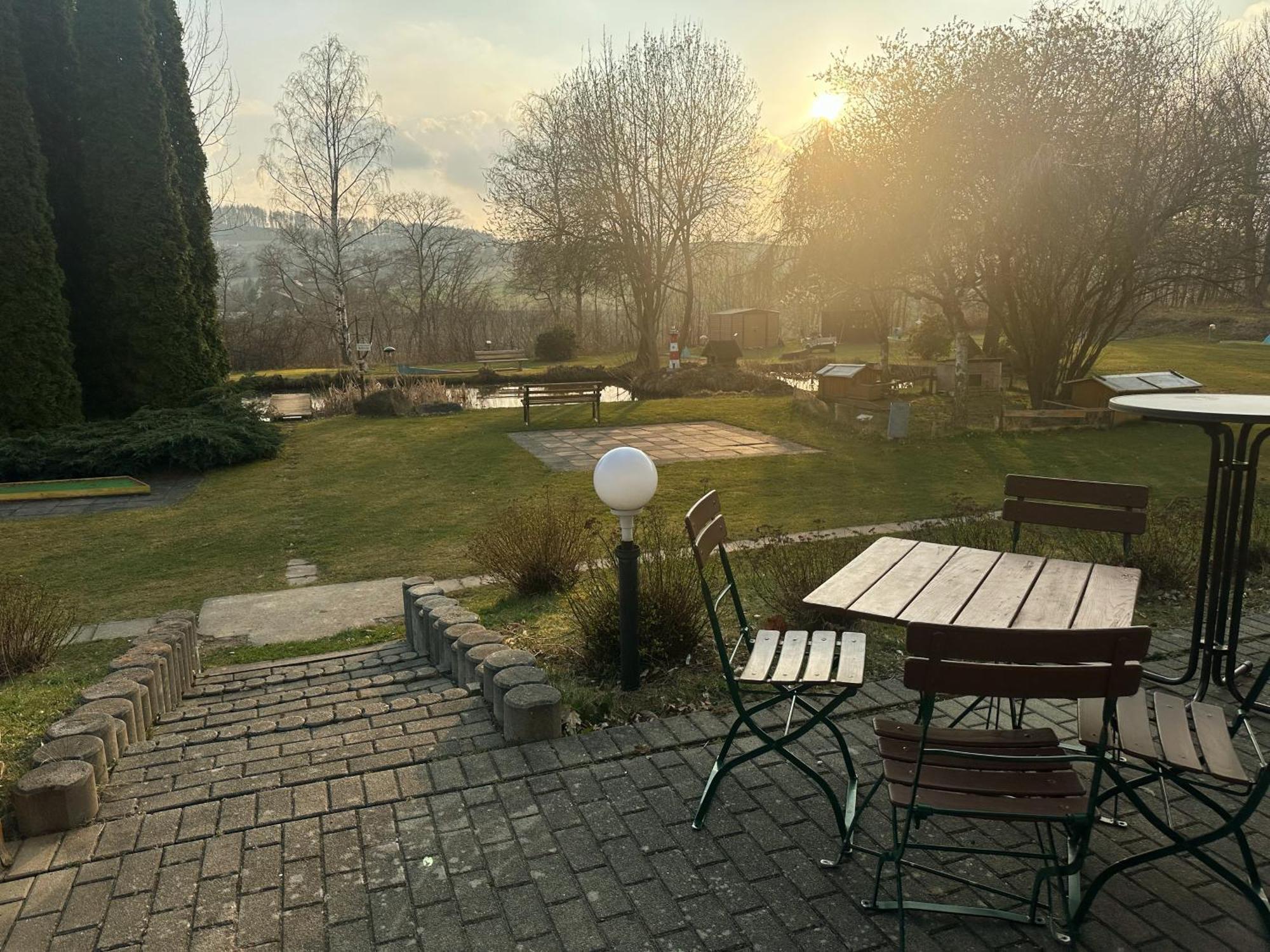 Hotel Am Laerchenberg I Fruehstueck, Wlan, Parkplatz Schirgiswalde-Kirschau المظهر الخارجي الصورة
