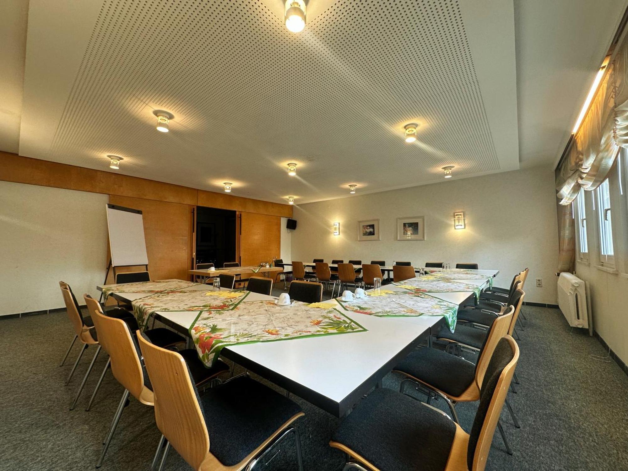 Hotel Am Laerchenberg I Fruehstueck, Wlan, Parkplatz Schirgiswalde-Kirschau المظهر الخارجي الصورة