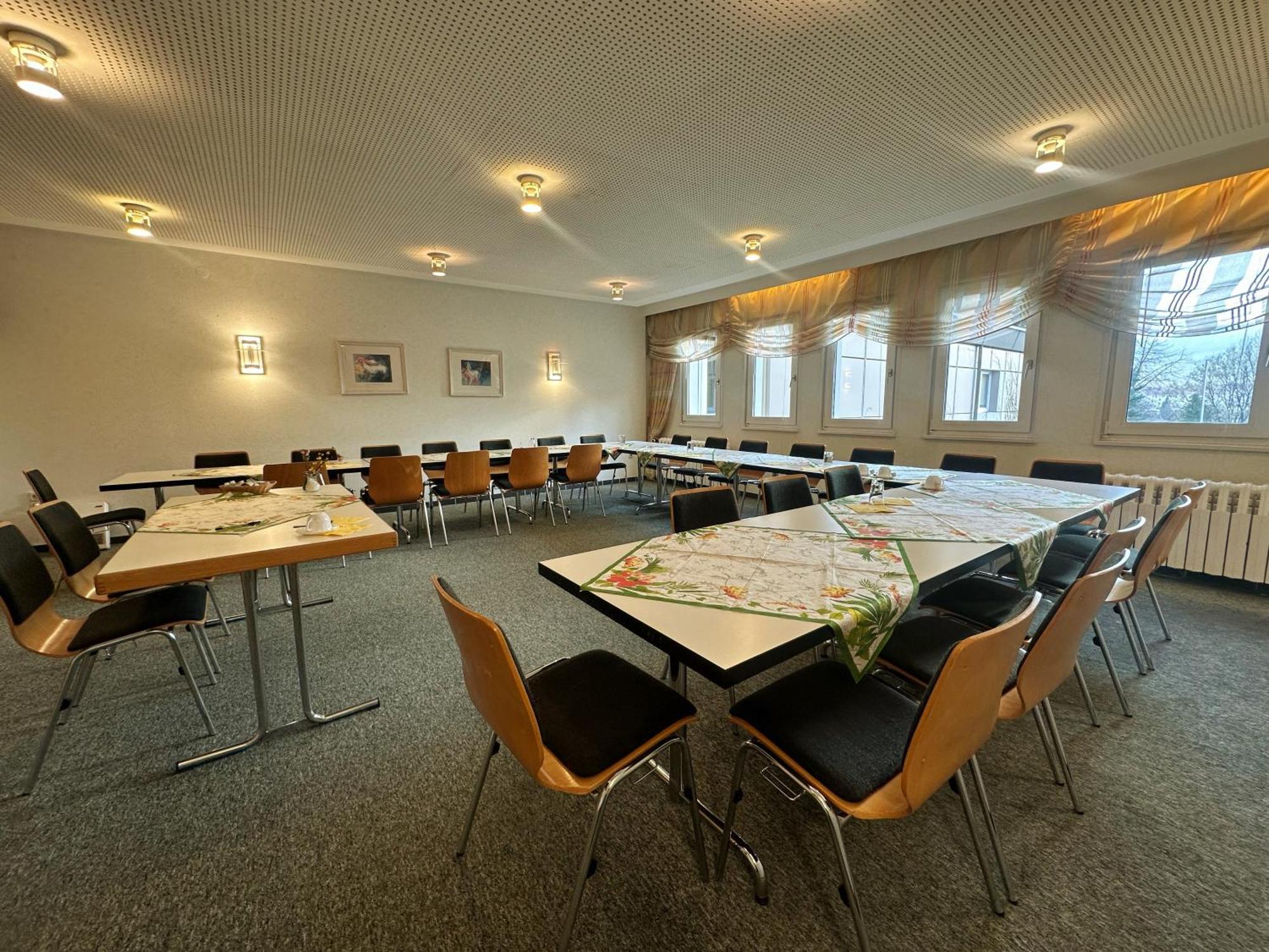 Hotel Am Laerchenberg I Fruehstueck, Wlan, Parkplatz Schirgiswalde-Kirschau المظهر الخارجي الصورة