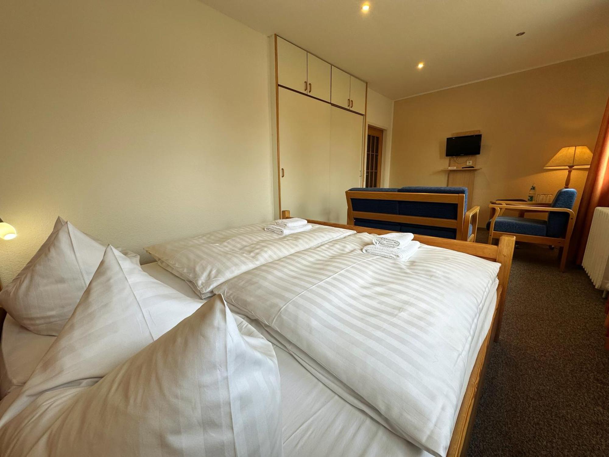Hotel Am Laerchenberg I Fruehstueck, Wlan, Parkplatz Schirgiswalde-Kirschau المظهر الخارجي الصورة